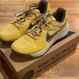Nike ACG Men's Yellow and Black Athletic Shoes